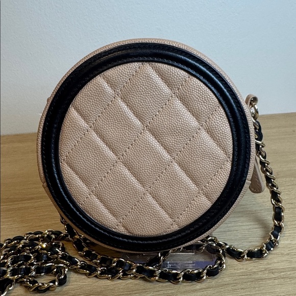 Chanel round filigree crossbody mini bag - Picture 6 of 9